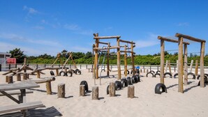 Una palestra all'aperto con strutture in legno e pneumatici.