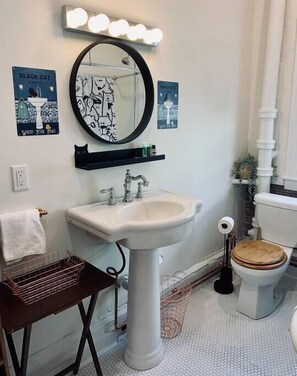 Shower, hair dryer, toilet paper - Pet-Friendly Space, King bed, Office (Halifax)