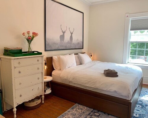 Pet-Friendly Space, King bed, Office