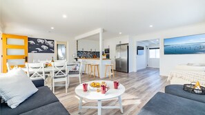 Smart TV - The Pacific Pearl,16 Pacific Avenue, Anna Bay - pet friendly, air con (Anna Bay)