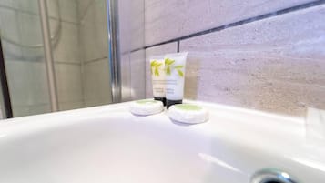 Estúdio | Banheiro | Chuveiro, toalhas de banho