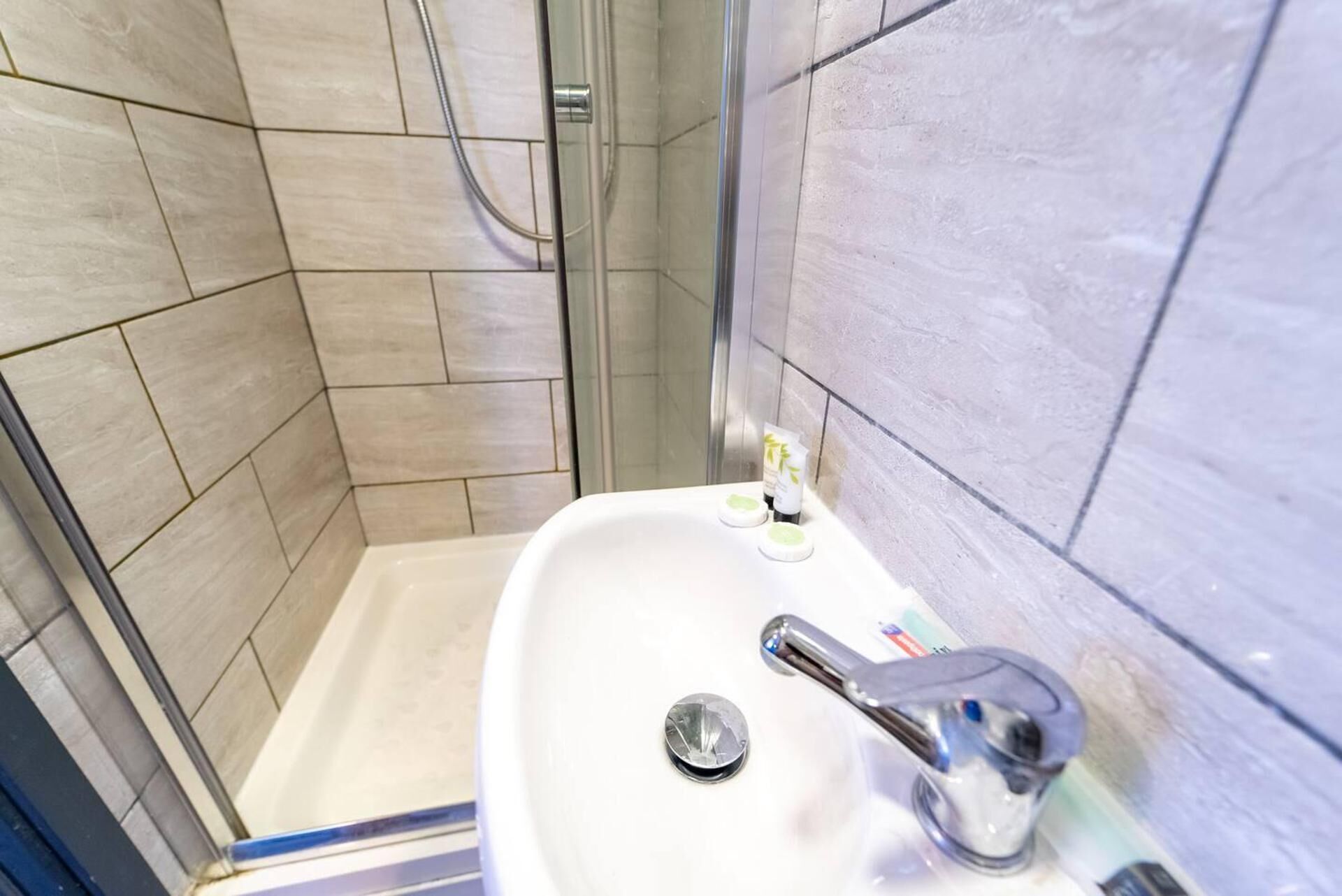 Studio | Bathroom | Shower, towels