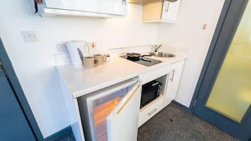 Studio | Eget kjøkken | Mikrobølgeovn, kokeplater, oppvaskmaskin og vannkoker