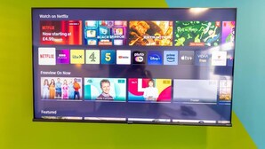 Un écran de télévision affichant l’interface d’un service de diffusion en continu, avec différentes chaînes et émissions.