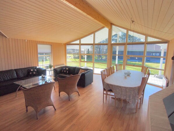 Fernseher, Kamin, DVD-Player