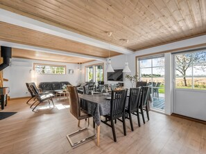 تلفزيون، مدفأة، مشغل دي في دي