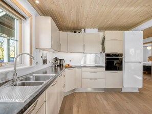 ثلاجة، ميكروويف، غسالة أطباق، مستلزمات طهي/أطباق/أوعية