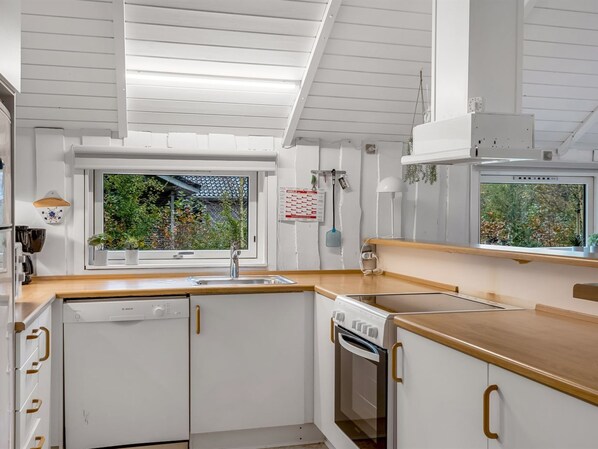 Kühlschrank, Mikrowelle, Ofen, Geschirrspüler