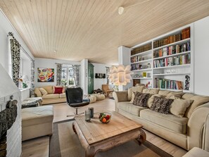 Una televisión, una chimenea, un reproductor de DVD, un futbolín