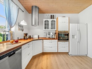 Frigorífico, microondas, horno y lavavajillas