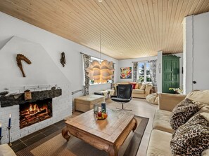 Una televisión, una chimenea, un reproductor de DVD, un futbolín