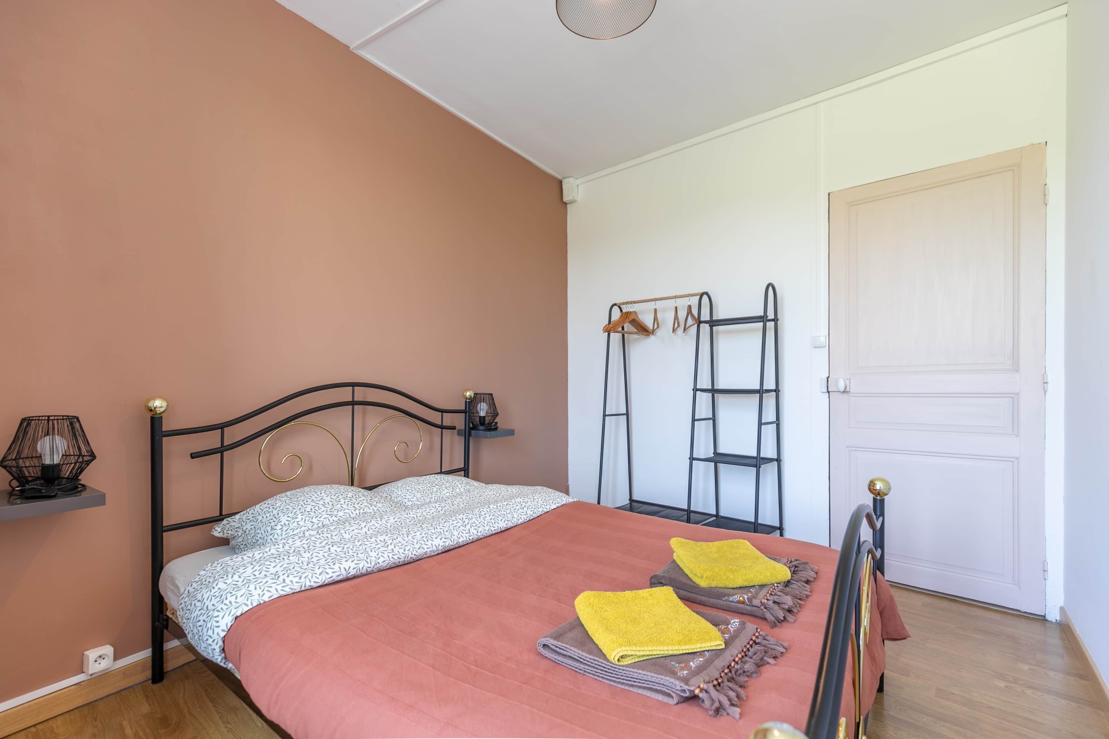 4 bedrooms, WiFi, bed sheets