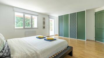 4 多间卧室、旅行婴儿床、WiFi、床单