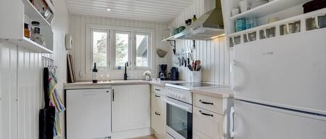 Réfrigérateur, lave-vaisselle, vaisselle et ustensiles