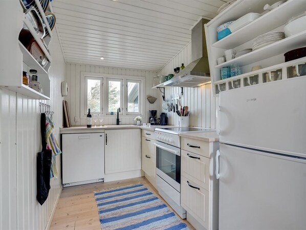 Fridge, dishwasher, cookware/dishes/utensils