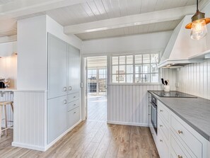 Fridge, microwave, dishwasher, cookware/dishes/utensils