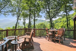 Outdoor dining - 16 mi to DT, Hot Tub, Fire Pit, FP, Basket Ball Court, Mt View, Secluded & Quiet (Barnardsville)