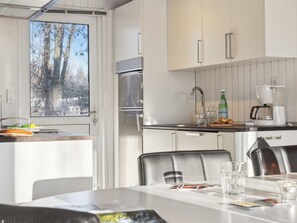 Kylskåp, mikrovågsugn, ugn och diskmaskin