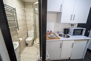 开间 | 浴室 | 淋浴设施、吹风机、毛巾