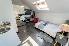 Iron/ironing board, free WiFi, bed sheets - Studio Available Close to Queen Elizabeth Hospital (Birmingham)