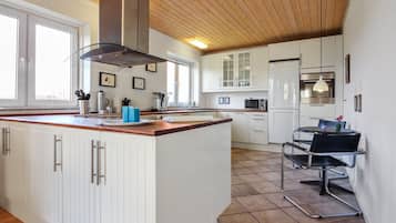 Fridge, microwave, dishwasher, cookware/dishes/utensils
