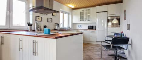 Kühlschrank, Mikrowelle, Geschirrspüler, Kochgeschirr/Geschirr/Besteck