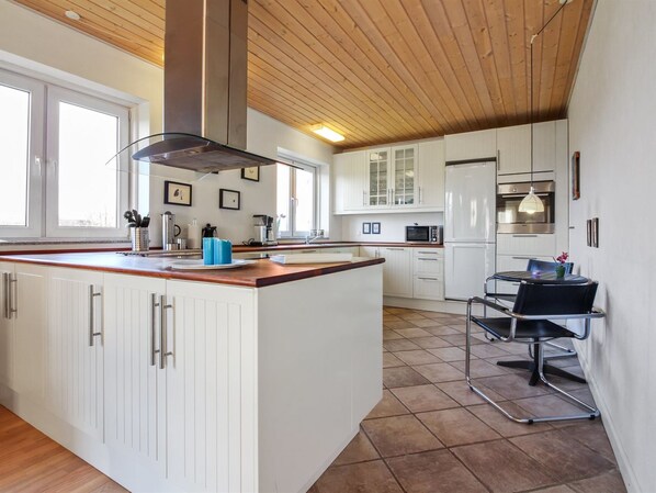 Fridge, microwave, dishwasher, cookware/dishes/utensils