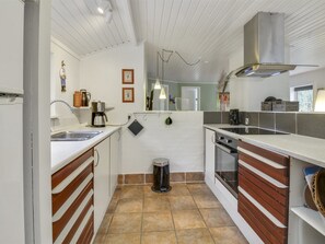 Refrigerador, microondas y utensilios de cocina 