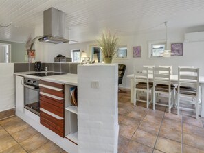 Kühlschrank, Mikrowelle, Kochgeschirr/Geschirr/Besteck