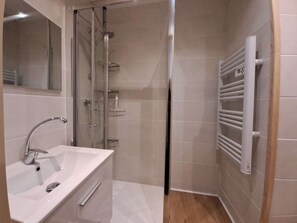 Bathroom - Bright 2-Room Apartment, Sleeps 5, Near Ski Lift, Free Wi-Fi, Parking, Ski Locker (Le Dévoluy)