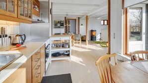 Una cocina moderna con armarios de madera, una isla central y una estufa.
