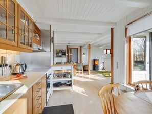 Kylskåp, ugn, diskmaskin och barnstol