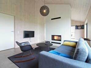 Televisión y chimenea 