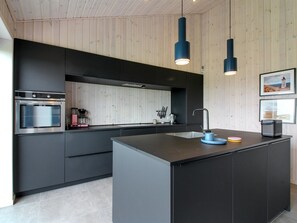 Refrigerador, microondas, lavavajillas y utensilios de cocina 