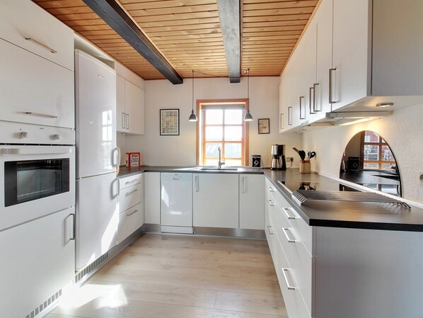 Kühlschrank, Mikrowelle, Ofen, Geschirrspüler