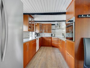 Fridge, dishwasher, cookware/dishes/utensils