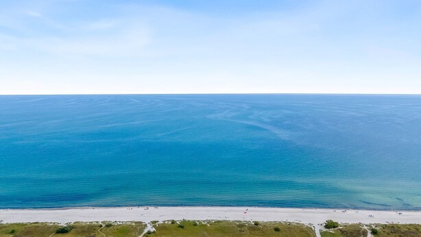 Blick auf die Küste mit Strand und Meer.