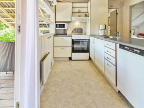 Een koelkast, een microgolfoven, een oven, een vaatwasser