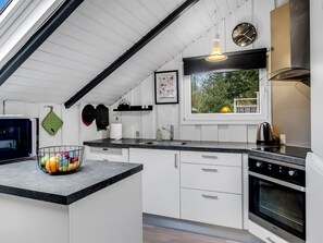 Jääkaappi, mikroaaltouuni, uuni, astianpesukone