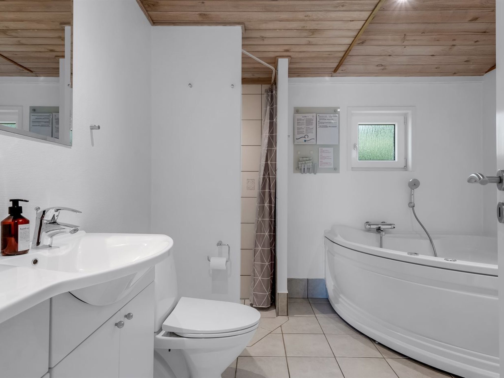 Une salle de bain moderne avec un lavabo, des toilettes et une baignoire, le tout de couleur blanche.