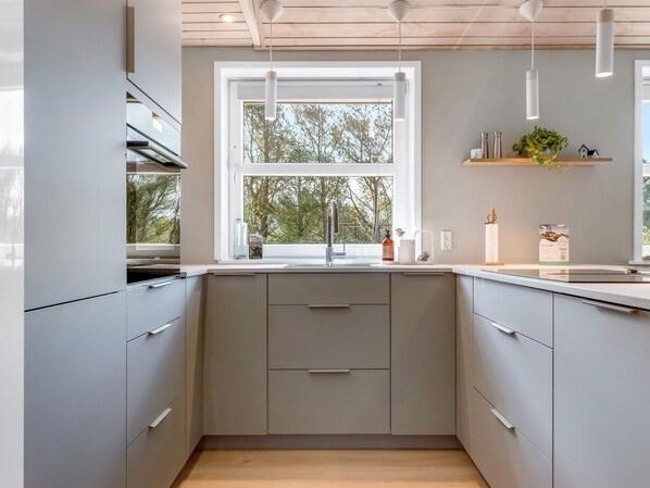 Kühlschrank, Ofen, Geschirrspüler, Hochstuhl