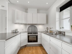 Refrigerador, lavavajillas y utensilios de cocina
