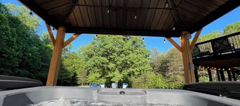 Spacious 5BR retreat with hot tub, fire pits, decks, and wide-open country views. Perfect for groups, wine weekends, and relaxed gatherings near Nelson 151.