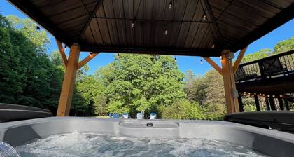 Spacious 5BR retreat with hot tub, fire pits, decks, and wide-open country views. Perfect for groups, wine weekends, and relaxed gatherings near Nelson 151.