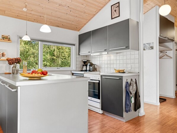 Refrigerador, microondas, lavavajillas y utensilios de cocina