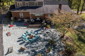 Outdoor dining - A spacious 5-bedroom, 3.5-bath home designed for relaxed winter gatherings. With multiple living areas, a large kitchen for shared meals, and plenty of room to spread out, The Wine Cottage is ideal for families or friends gathering near Nelson 151. (Afton)