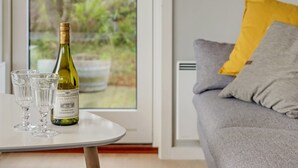 Ein Tisch für zwei ist gedeckt, mit einer Weinflasche und zwei Gläsern.