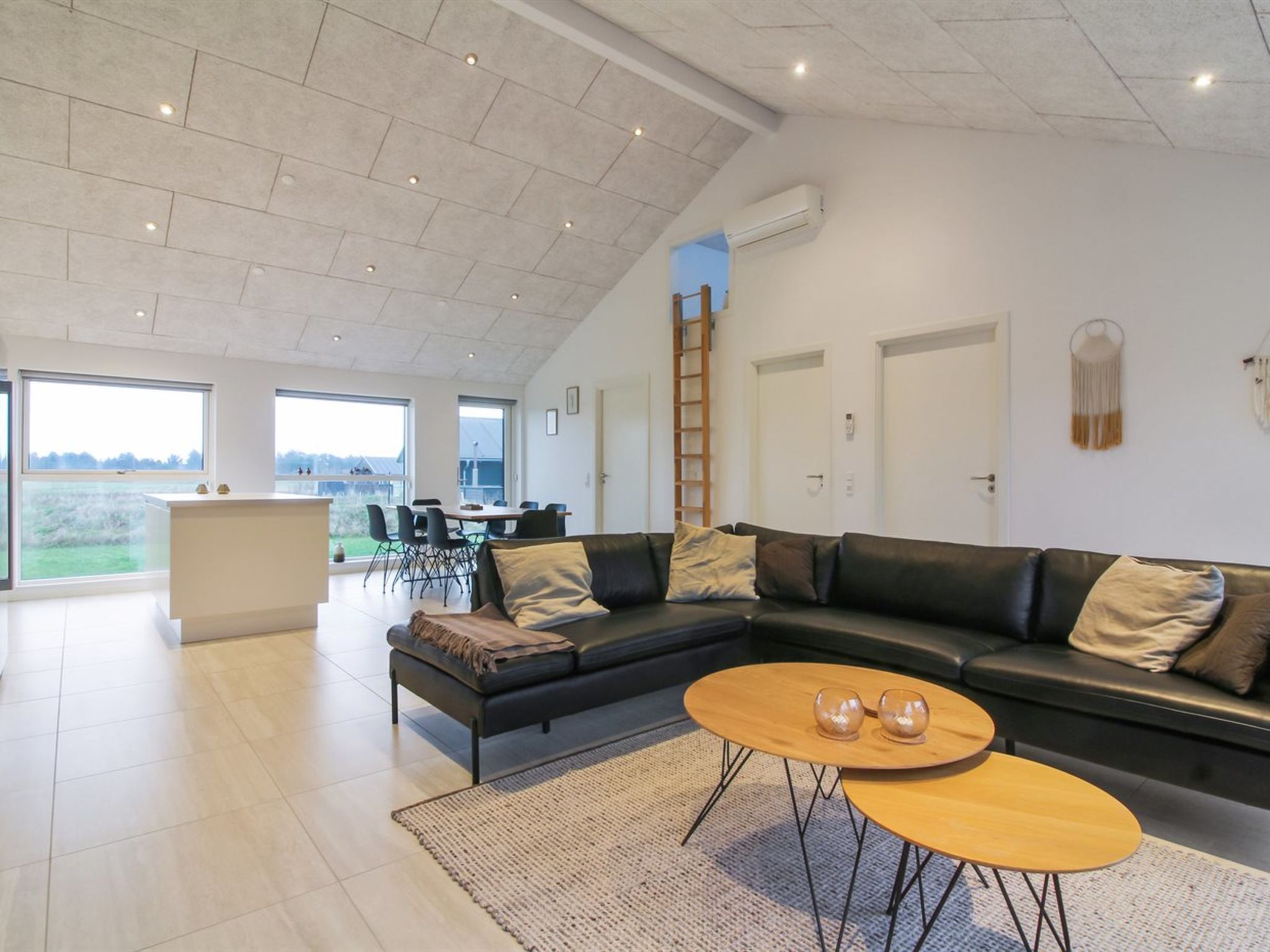 Fernseher, Kamin, Tischfußball