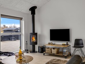 Televisio, takka, pöytäjalkapallopöytä