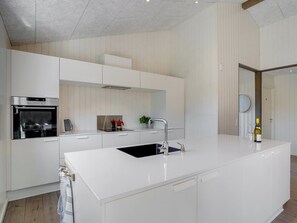 Kjøleskap, mikrobølgeovn, ovn og oppvaskmaskin